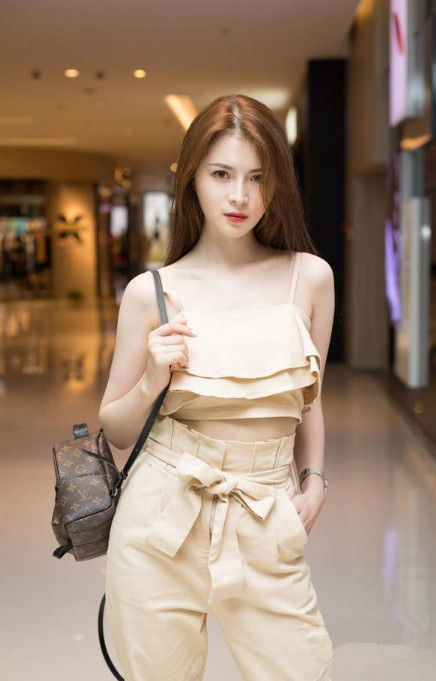 小美女|街拍:气质迷人的小美女,穿搭时髦,拎着包包十分时尚