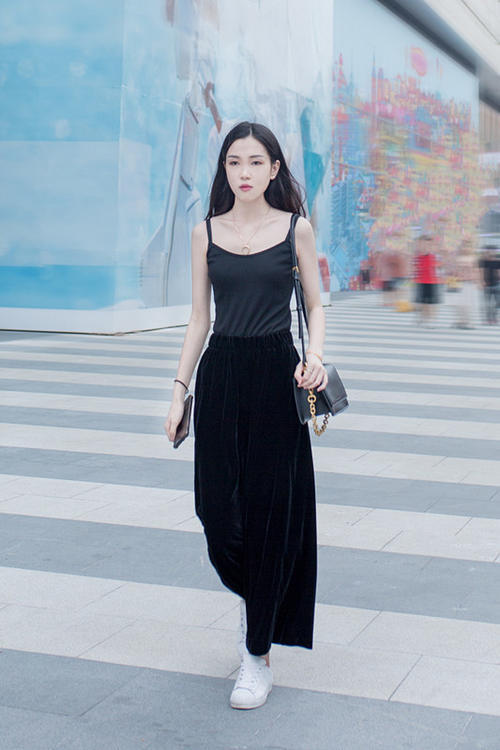 路人街拍，小姐姐穿民国风服饰灵气逼人，发色抢眼，模样清秀！