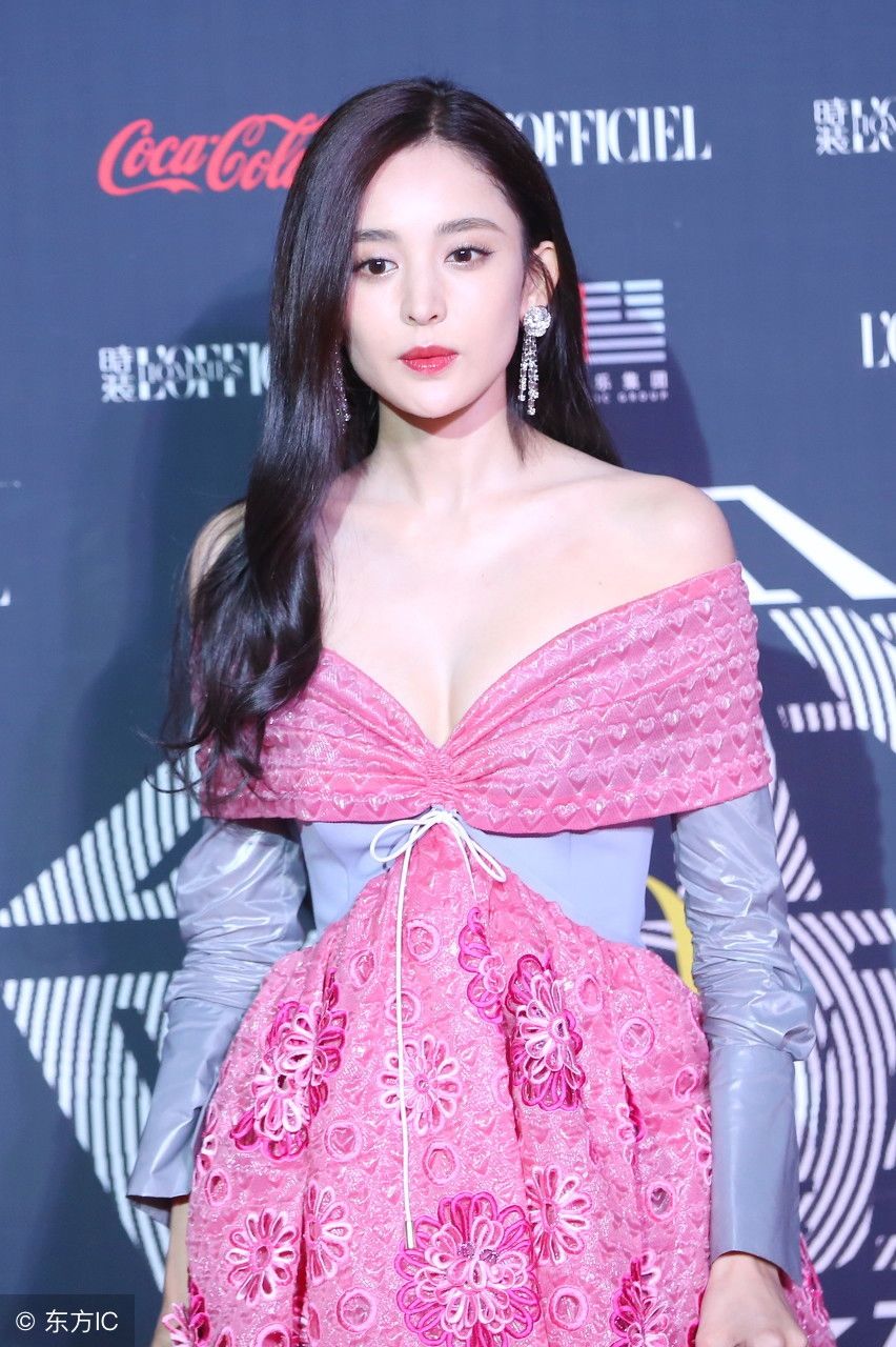 古力娜扎穿衣真大胆，突破尺度，完全真空上阵