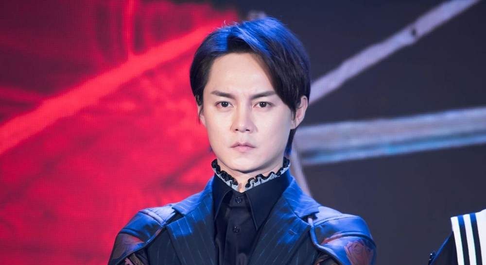  「小小的追球」神反转，尹正上综艺胡吃海塞，新剧造型被讽“馒头精”