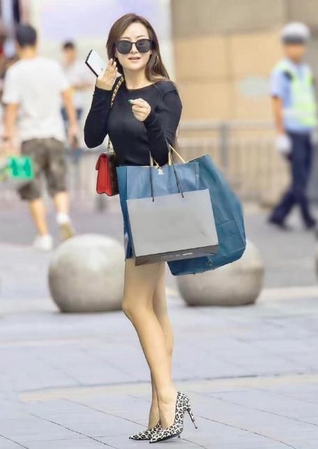  美女|为了显腿长，穿件“发光”裙就出门，生怕别人不看你？