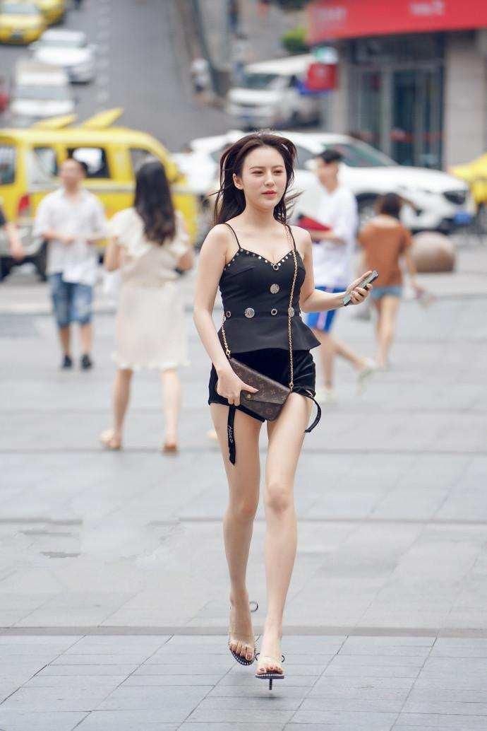 重庆街拍:各种高颜值俏身材大长腿的美女上街，你还走的动路吗?