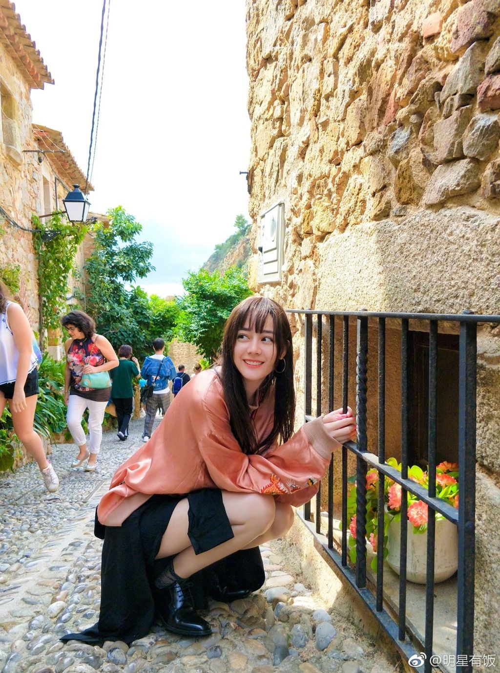 迪丽热巴真的美，颜值高笑容甜 还有一双大长腿