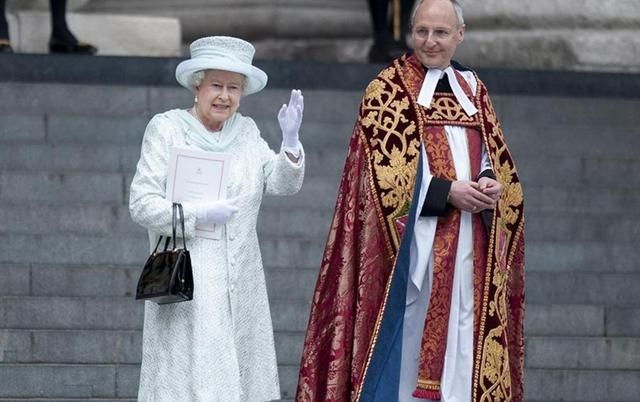 英国女王的“毛病”:最讨厌白色的服装，最后一个女生忍不了!