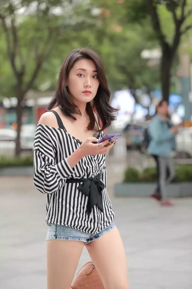 一字肩竖纹吊带搭配牛仔短裤，成熟知性充满魅力