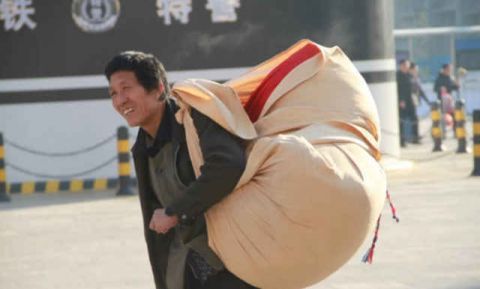  中年■幸福溢出屏幕！3对中年农民工，免费补拍“工地婚纱照”