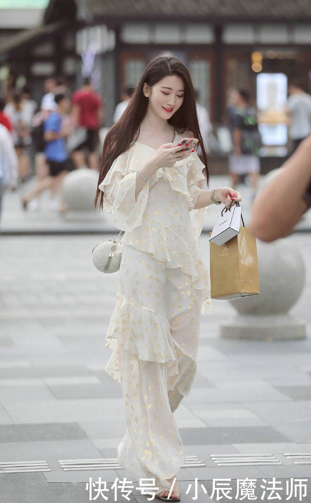  搭配一双■白色高腰吊带背心搭配牛仔短裤，脚踩高跟鞋秀长腿，太性感太妩媚