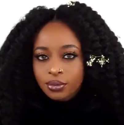 黑人美女带“头套”化妆，取下头套看呆众人