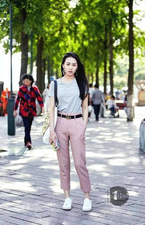 街拍:就凭美女这身材颜值,为她疯狂点赞!