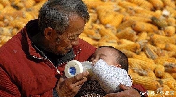 为啥农村愿意帮忙带孩子的老人越来越少 农民说了3句话, 句句扎心
