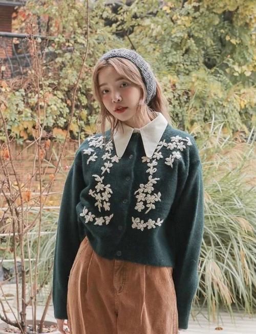  「仙女」荷叶边上衣过时了，现在“蝴蝶领”才是仙女必备，美翻街头