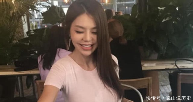 『 凹凸』曲线凹凸有致很养眼,直言爱吃各种高热量食物,韩国健身模特