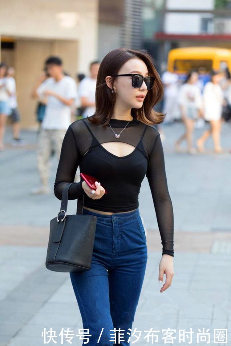 街拍：美女一身时尚装扮很清新，妥妥女神范！