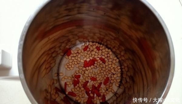  [褐色]它是“天然美白水”，坚持喝一月，早晚一杯，皮肤好到人人夸！