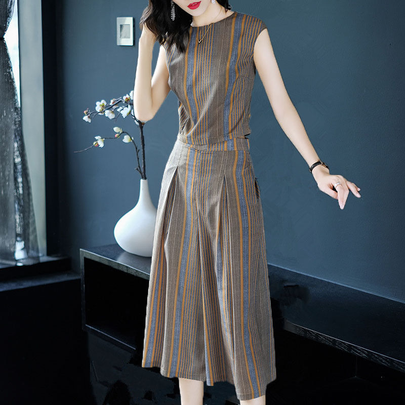 高挑的女人穿阔腿裤套装，增高显瘦显曲线身姿，更加美的惹人心醉