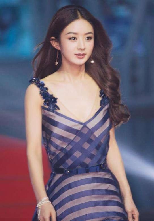 赵丽颖性感起来也是不输阵的,几次穿搭都有一种朦胧美!