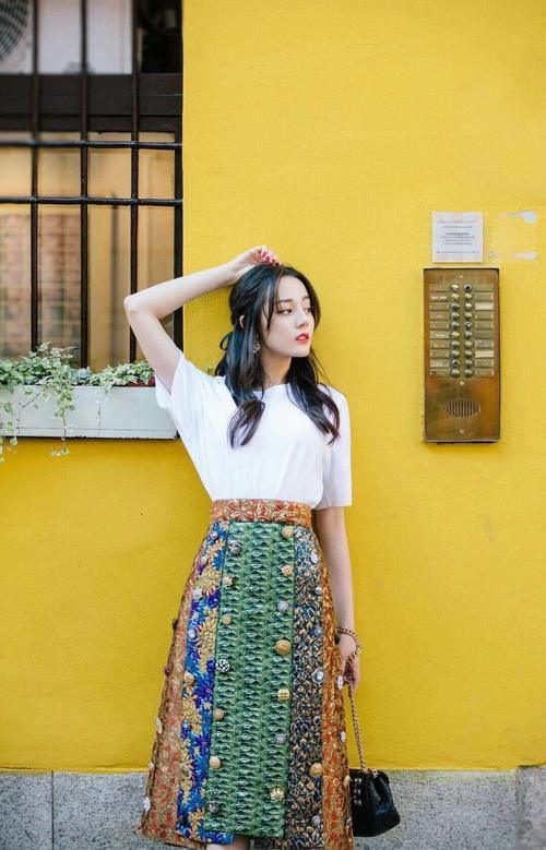 迪丽热巴实力上演旅游穿搭范本，网友：也太美了吧！