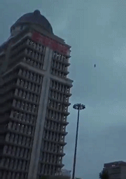 暴雨中一人被卷入高空遭天打雷劈?这段视频曾传出多个谣言