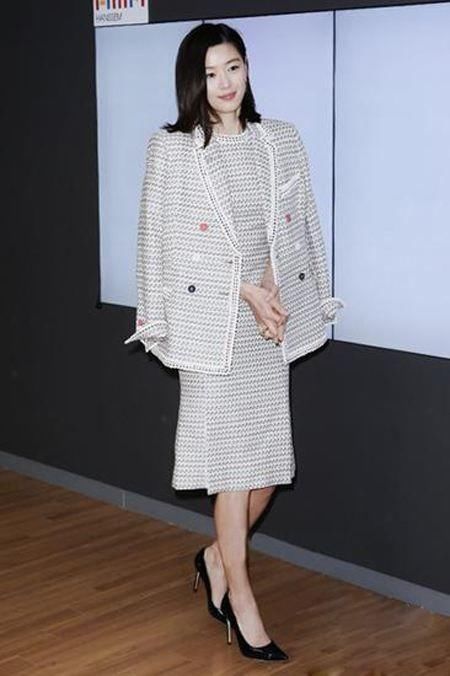 全智贤穿阔腿裤，超显腿长，网友:这胯部真心有点宽!