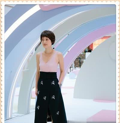 马伊琍现身活动,上半身只穿一件小背心,网友42岁也疯狂!