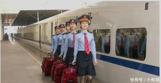 高铁动车乘务员一个月工资大概为多少！