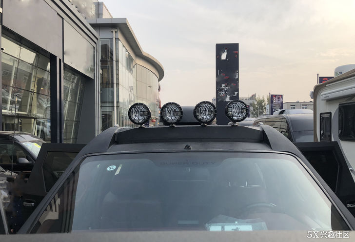 400多万的&ldquo;陆地坦克&rdquo;两年贬值一半!网友:还有防毒气系统?