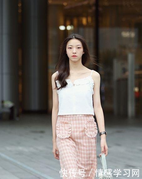 街拍图6这么紧的短裤都塞得进去，勒出紧致腿型，女人味十足