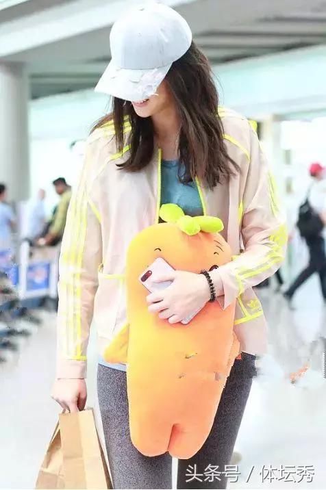 惠若琪这裤子太紧了吧!难怪一直用玩偶挡着，网友:杨臻博赚大了