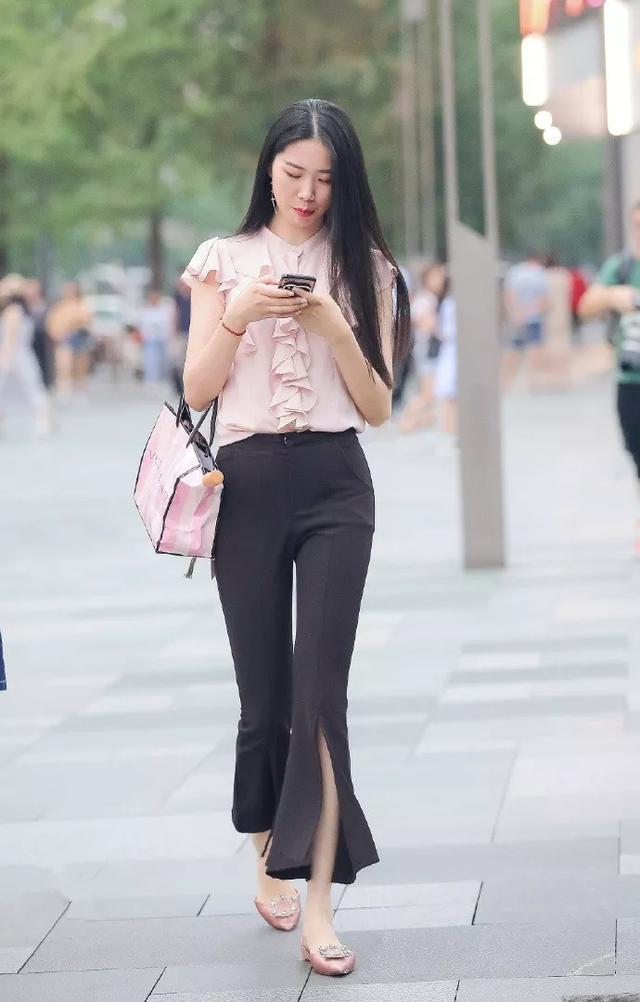  「苗条」街拍：小姐姐身穿修身连衣裙，脚上搭配高跟鞋，格外的显苗条
