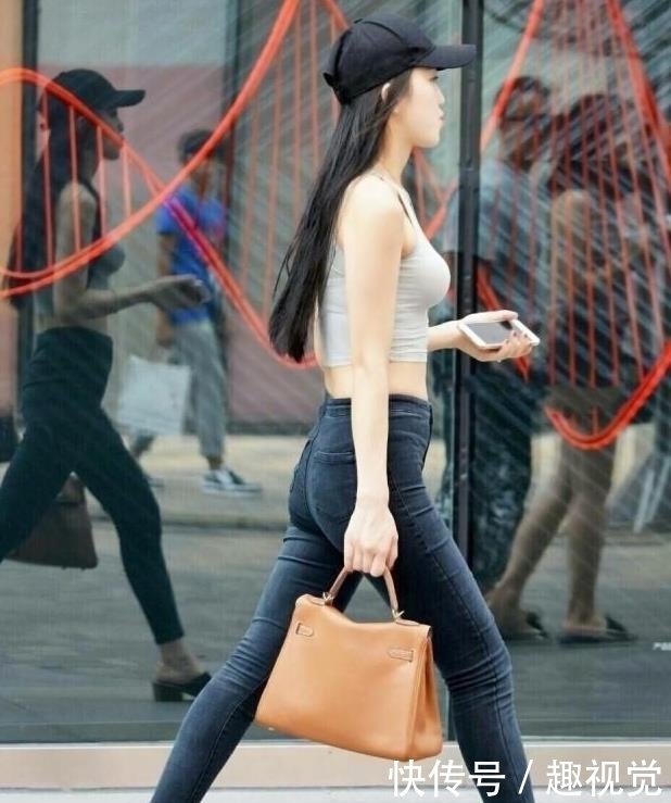 漂亮:时尚街拍街上的时尚漂亮的小姐姐,牛仔裤一样可以很美