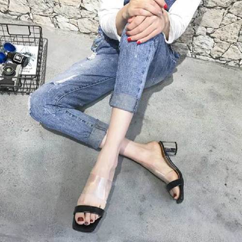 白嫩美足别藏着,夏季结束前,穿一穿透肉水晶鞋,玉足白皙忒迷人