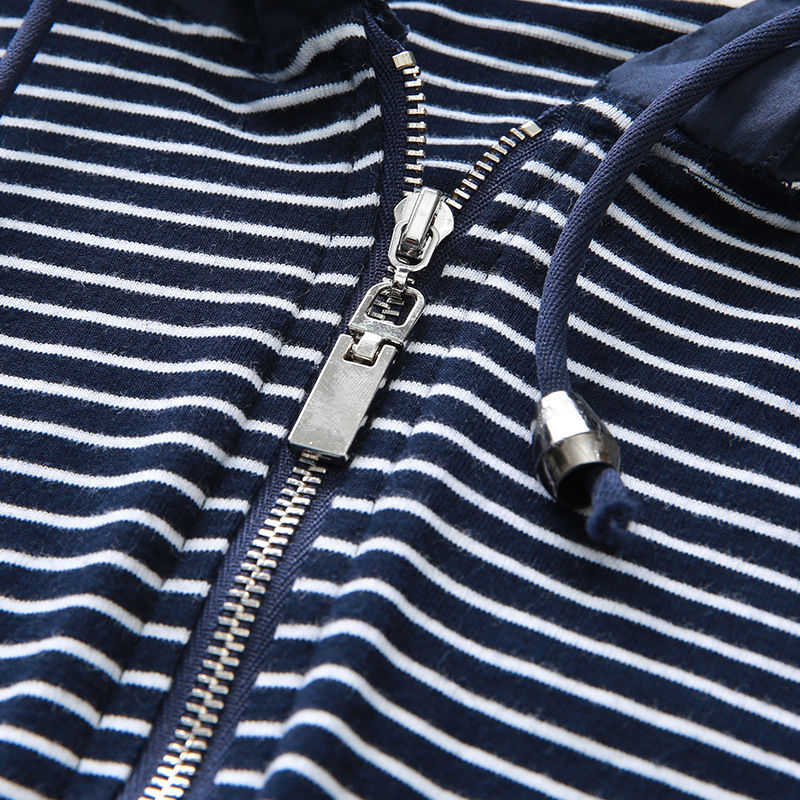 女人一旦过了40，可不要随意穿搭，瞧下图穿搭，背影都美爆