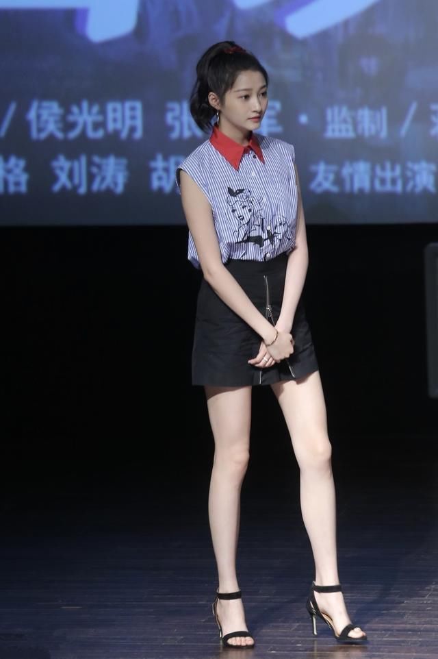 关晓彤又来秀腿了，只可惜发型太显老，把整个造型带偏了！