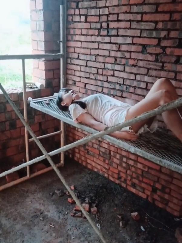 工地里的小姐姐，青涩模样，呈现朴素的女生味道