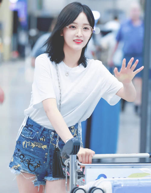 还以为吴宣仪穿了连体泳衣，太短坐下更是尴尬，都不好意思看了！