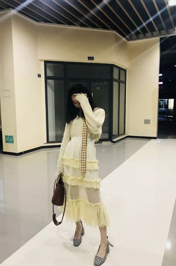 Angelababy穿Dior裙在跑男正经唱歌，这么美的纱裙何穗拿来套T恤?