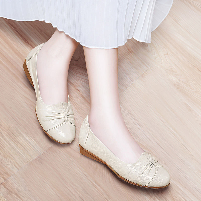 四五十岁女人别穿高跟鞋,新出炉一种“软秋鞋”,上脚轻盈又洋气