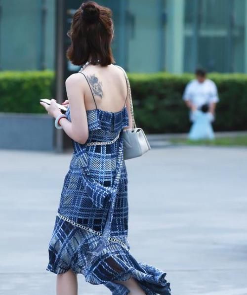 #气质#养眼女神街拍:姿色天然的美女,一条白色的一字肩连衣裙,时尚女神气质美