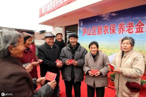 农村养老保险政策，看看60岁以上的老人每年应该领多少？