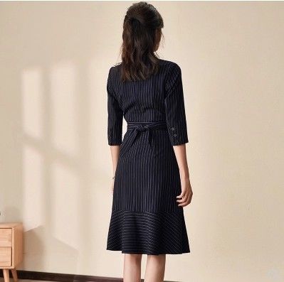 太美了，46岁老婆穿上这样的连衣裙，美的倾国倾城，女神范十足