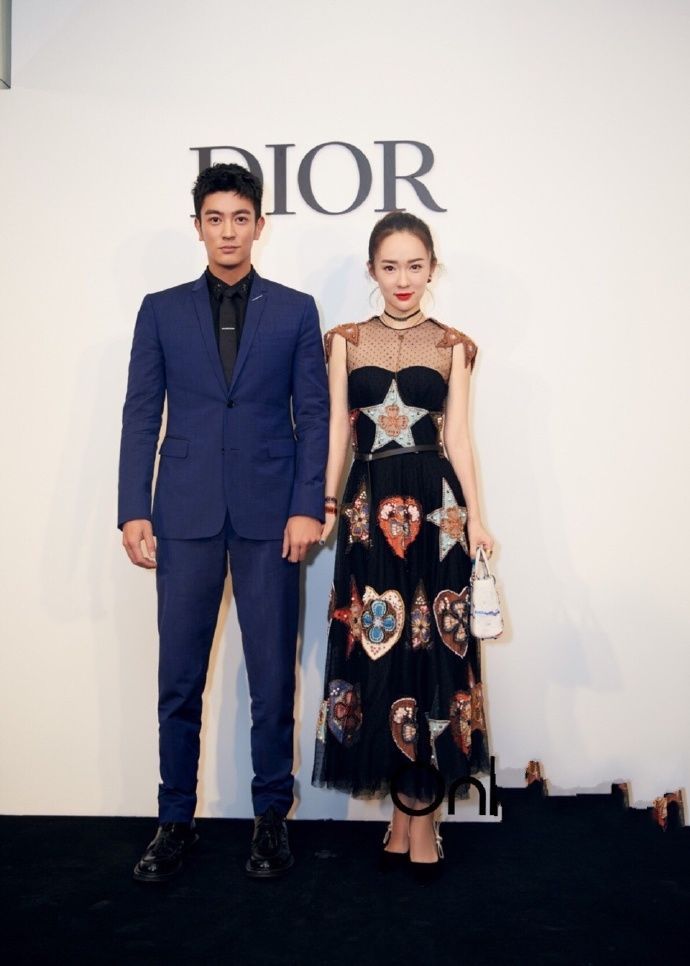 霍思燕真敢穿，吊带裙短到坐着都不方便，网友：杜江心真大！