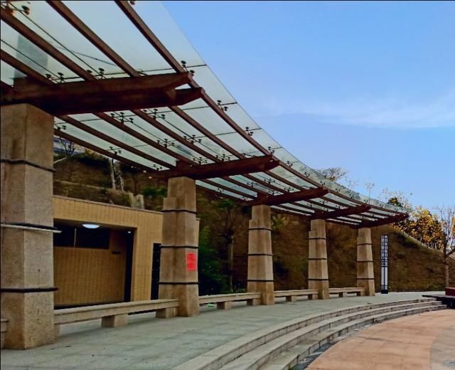  #隐藏#广东鹤山市这里：春暖花开时，隐藏闹市无人识，满眼尽是一片黄！