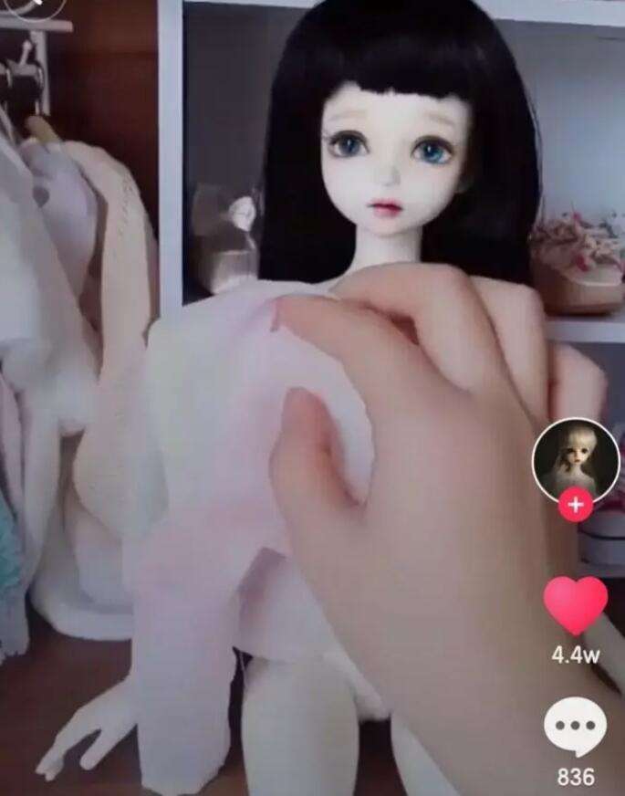 抖音这个娃娃火了, 可以从头“脱”到脚, 价格不菲一个就卖好几千