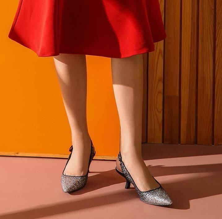 小尖头的高跟鞋，简约造型结合，性感不失酷雅