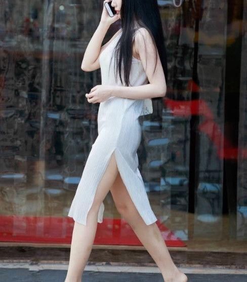  「气质」时尚街拍：小碎花阔袖上衣外套 高跟鞋子，装饰身型，突显女人气质