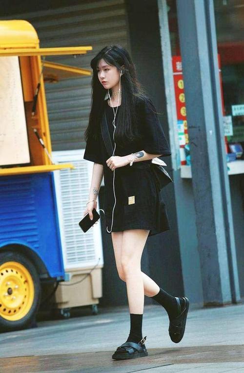 街拍：下衣失踪的小美女，黑色长款T恤映衬下的修长美腿更加性感