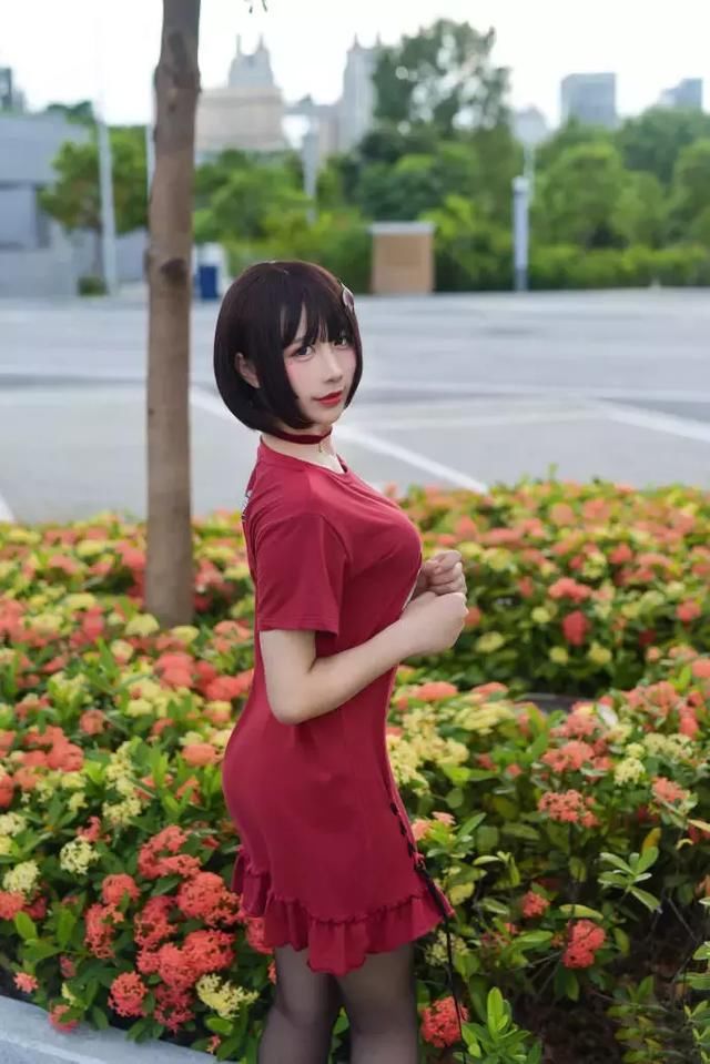 次元少女cos黑丝红色连衣裙，就喜欢这样慵懒的萌萌