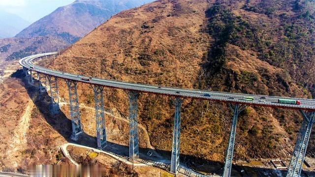 中国真正的“天路”！240公里全程高架，过桥如同过山车