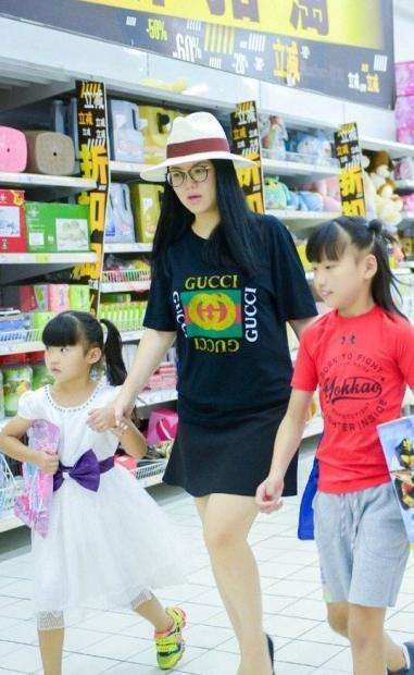 李湘真厉害! 穿的是包臀裙还夹得这么紧 网友: 这尺寸也未免太尴