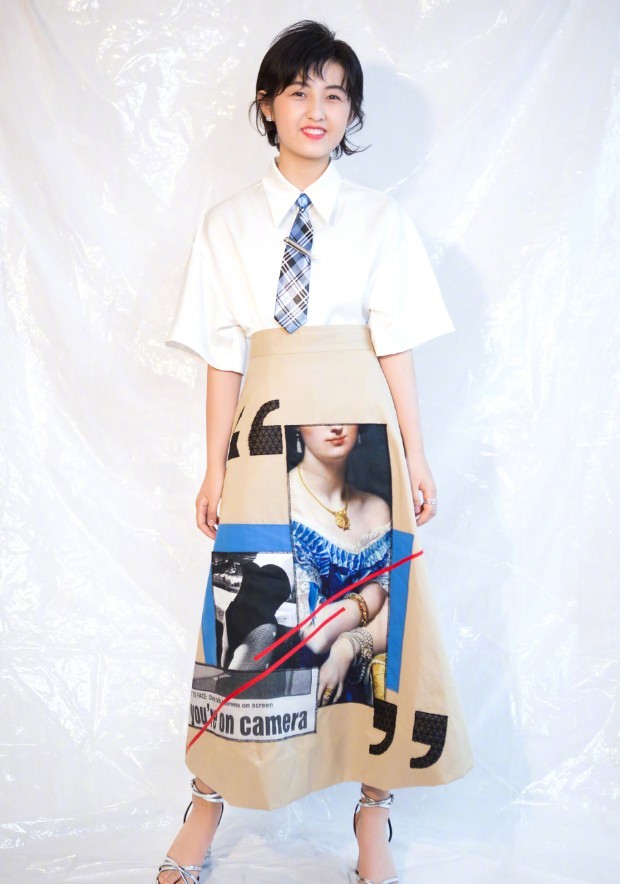 张子枫衬衫配裙子，好像偷穿大人的衣服，同样的裙子娄艺潇更美！